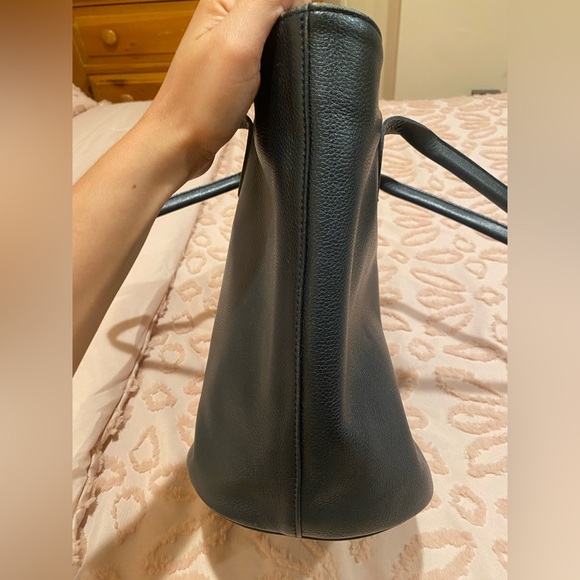 AUTHENTIC LONGCHAMP NAVY LEATHER SHOULDER/TOTE BAG WITH ZIPPER CLOSURE - Picture 12 of 16